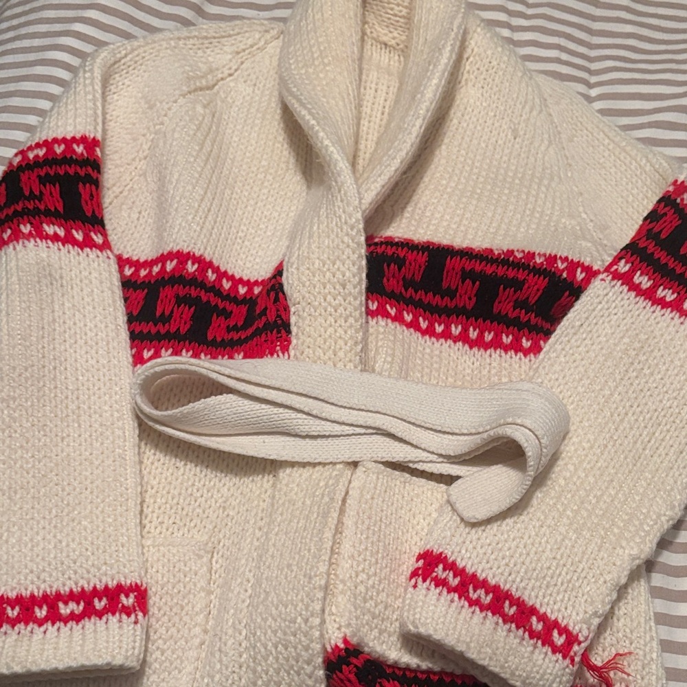 Vintage Cozy Cream and Red Women's Sweater